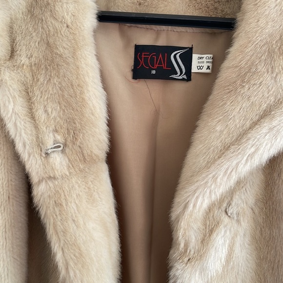 Faux fur coat - Picture 2 of 6